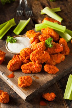 Sıcak ve baharatlı Boneless Buffalo kanat tavuk