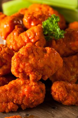 Sıcak ve baharatlı Boneless Buffalo kanat tavuk