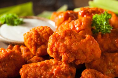 Sıcak ve baharatlı Boneless Buffalo kanat tavuk