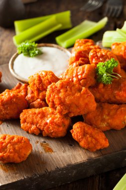 Sıcak ve baharatlı Boneless Buffalo kanat tavuk
