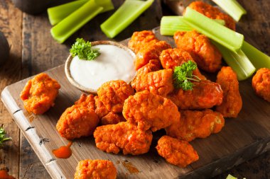 Sıcak ve baharatlı Boneless Buffalo kanat tavuk