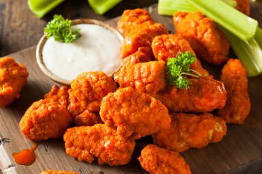 Sıcak ve baharatlı Boneless Buffalo kanat tavuk