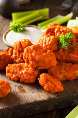 Sıcak ve baharatlı Boneless Buffalo kanat tavuk