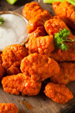 Sıcak ve baharatlı Boneless Buffalo kanat tavuk