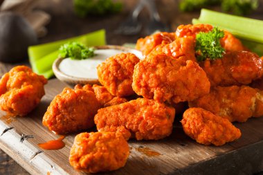Sıcak ve baharatlı Boneless Buffalo kanat tavuk