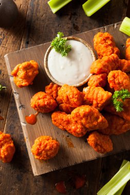 Sıcak ve baharatlı Boneless Buffalo kanat tavuk