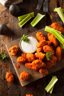 Sıcak ve baharatlı Boneless Buffalo kanat tavuk