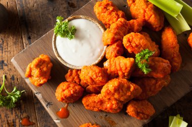 Sıcak ve baharatlı Boneless Buffalo kanat tavuk