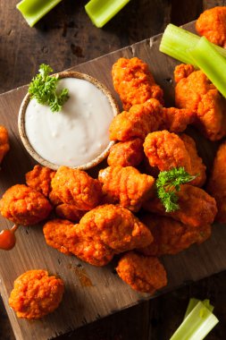 Sıcak ve baharatlı Boneless Buffalo kanat tavuk
