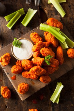 Sıcak ve baharatlı Boneless Buffalo kanat tavuk