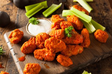 Sıcak ve baharatlı Boneless Buffalo kanat tavuk
