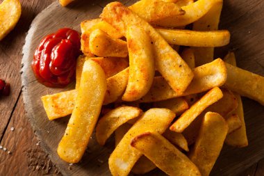 Ev yapımı tuzlu biftek kızarmış patates