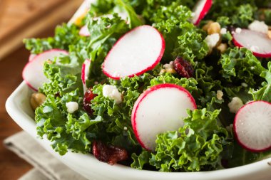 Sağlıklı ham Kale ve kızılcık salata