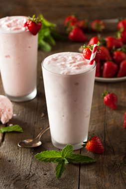 Ev yapımı çilekli Milkshake yenileniyor