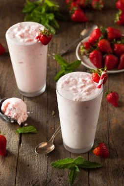 Ev yapımı çilekli Milkshake yenileniyor