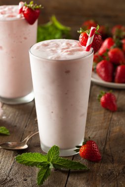 Ev yapımı çilekli Milkshake yenileniyor