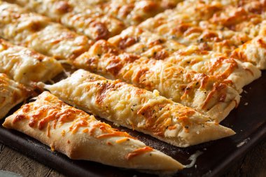 Ev yapımı peynir Breadsticks Marinara ile 