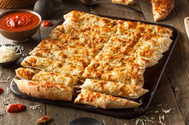 Ev yapımı peynir Breadsticks Marinara ile 