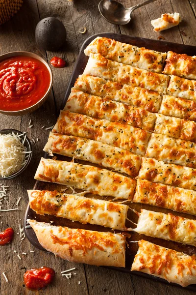 Buatan sendiri Cheesy Breadsticks dengan Marinara — Stok Foto