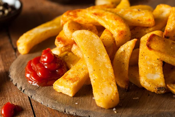 Bife salgado caseiro batatas fritas — Fotografia de Stock