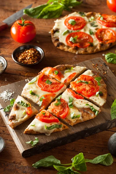 Zelfgemaakte Margarita Flatbread Pizza — Stockfoto