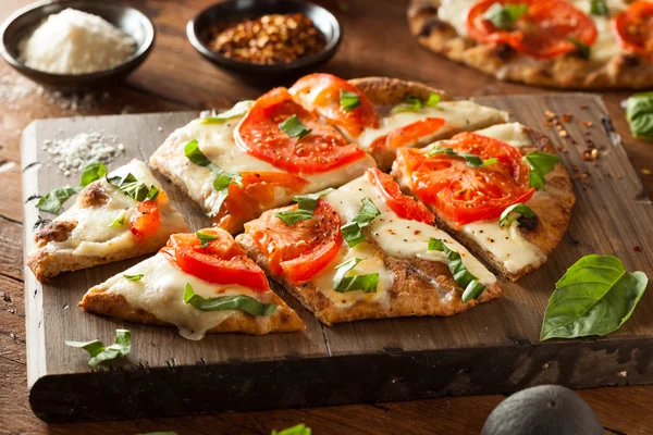 Zelfgemaakte Margarita Flatbread Pizza — Stockfoto