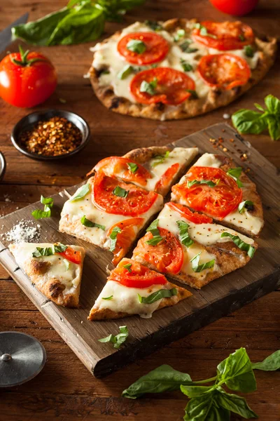 Házi Margarita Flatbread Pizza — Stock Fotó