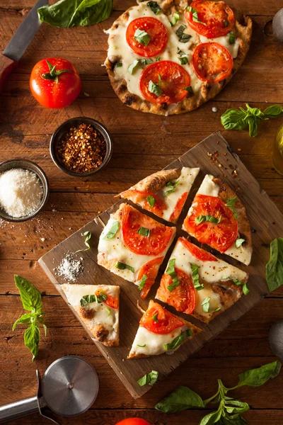 Pizza fatta in casa Margarita Flatbread — Foto Stock