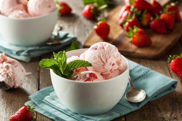 Cold Strawberry Ice Cream — Stock Photo, Image