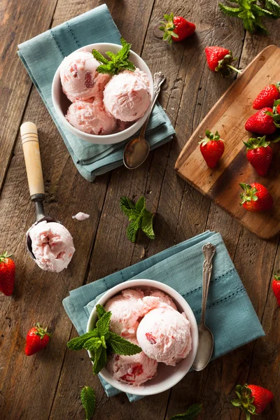 Gelado de morango frio — Fotografia de Stock