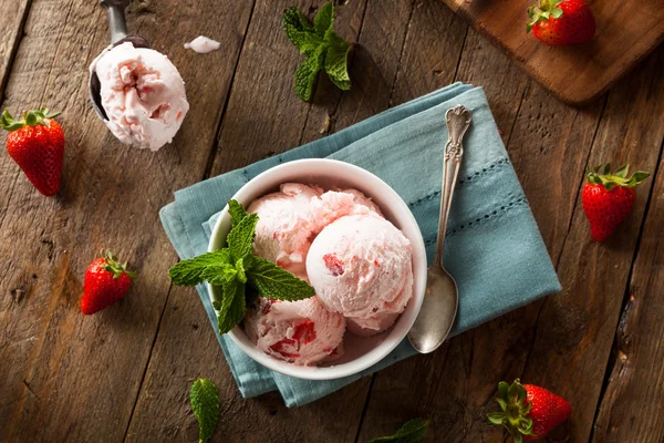 Cold Strawberry Ice Cream — Stock Photo, Image