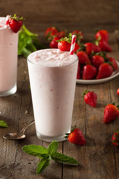 Verfrissende zelfgemaakte aardbei Milkshake — Stockfoto