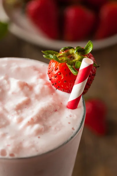 Erfrischender hausgemachter Erdbeer-Milchshake — Stockfoto