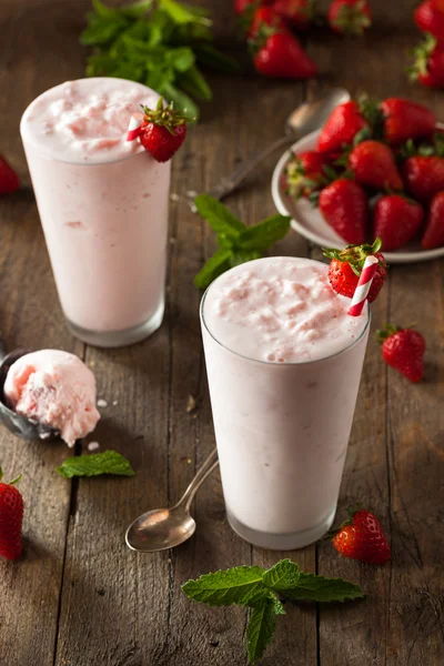 Erfrischender hausgemachter Erdbeer-Milchshake — Stockfoto