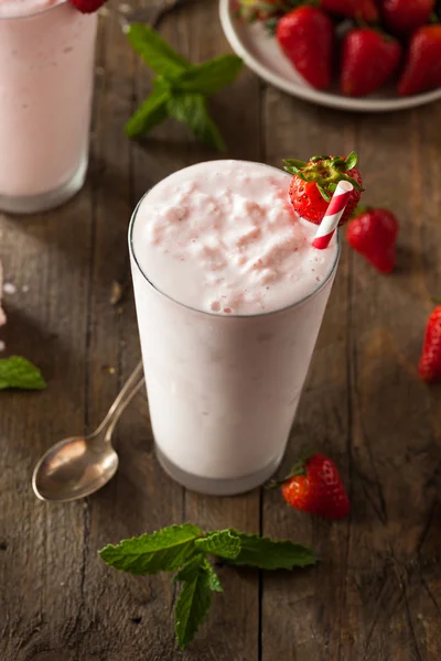 Erfrischender hausgemachter Erdbeer-Milchshake — Stockfoto