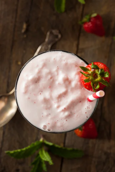 令人耳目一新的自制草莓奶昔 — 图库照片