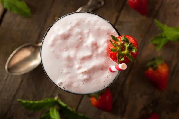 Refrescante batido de fresa casero —  Fotos de Stock