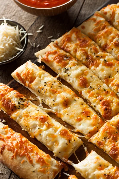 Zelfgemaakte Cheesy Breadsticks met Marinara — Stockfoto