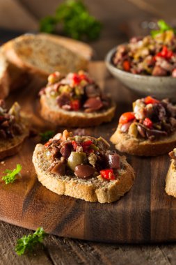 Ev yapımı karışık zeytin Tapenade