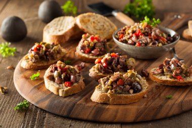 Ev yapımı karışık zeytin Tapenade