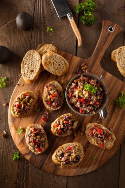 Ev yapımı karışık zeytin Tapenade