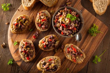 Ev yapımı karışık zeytin Tapenade