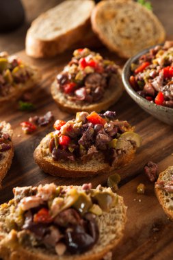 Ev yapımı karışık zeytin Tapenade