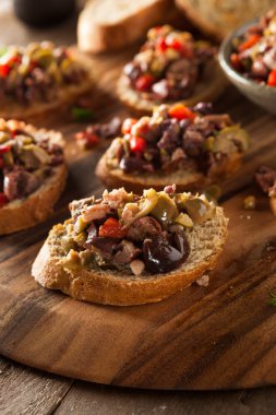 Ev yapımı karışık zeytin Tapenade