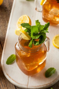 Ev yapımı buzlu çay ve limonata