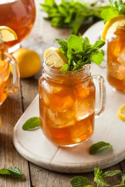 Ev yapımı buzlu çay ve limonata