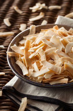 Organik kavrulmuş Hindistan cevizi cips