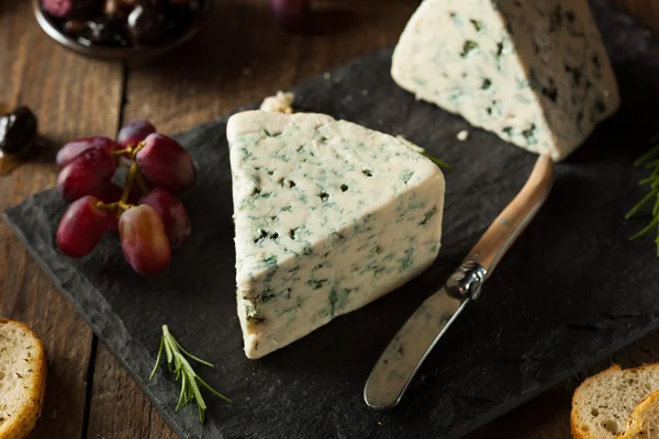 Cuña de queso azul orgánico —  Fotos de Stock