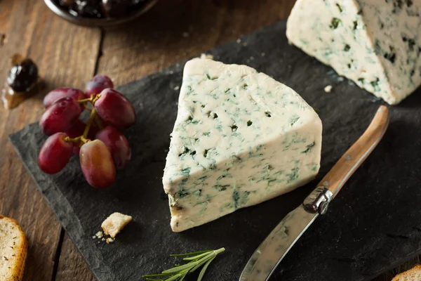 Cuña de queso azul orgánico —  Fotos de Stock