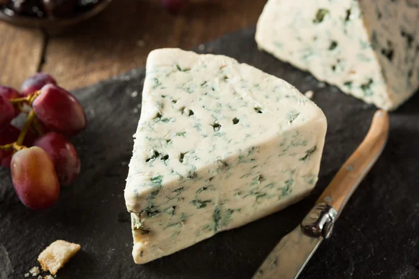 Cuña de queso azul orgánico —  Fotos de Stock